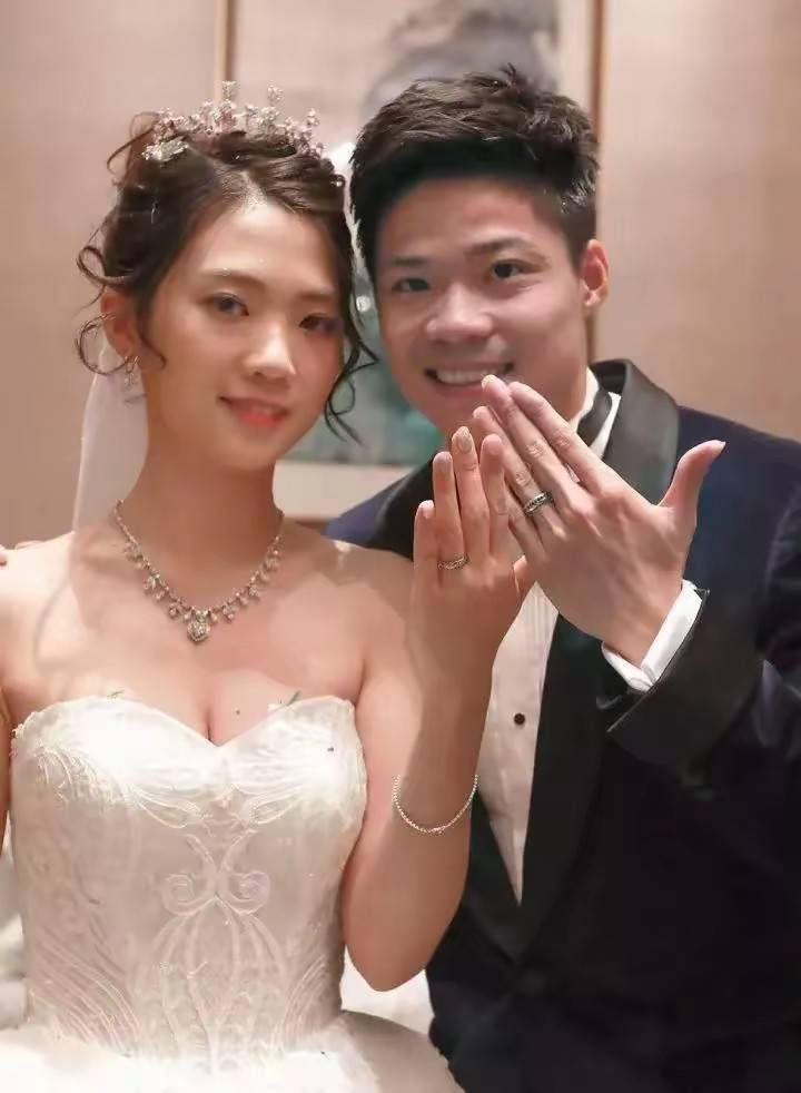 苏炳添与妻子年轻时的照片,青梅竹马从初中至今