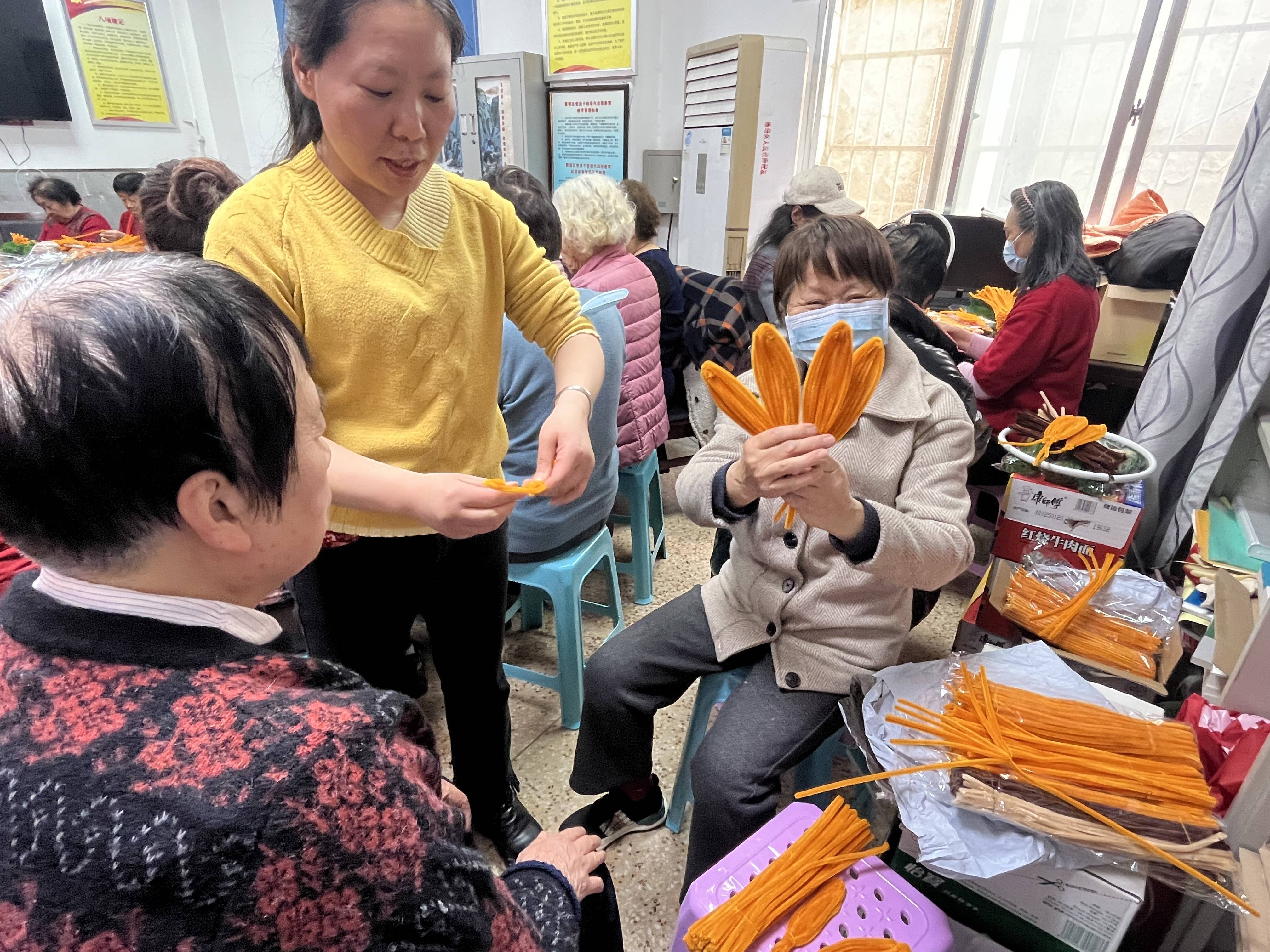 巧手扭扭棒 绽放女性美 丈八东路社区开展三八节向日葵手工制作活动