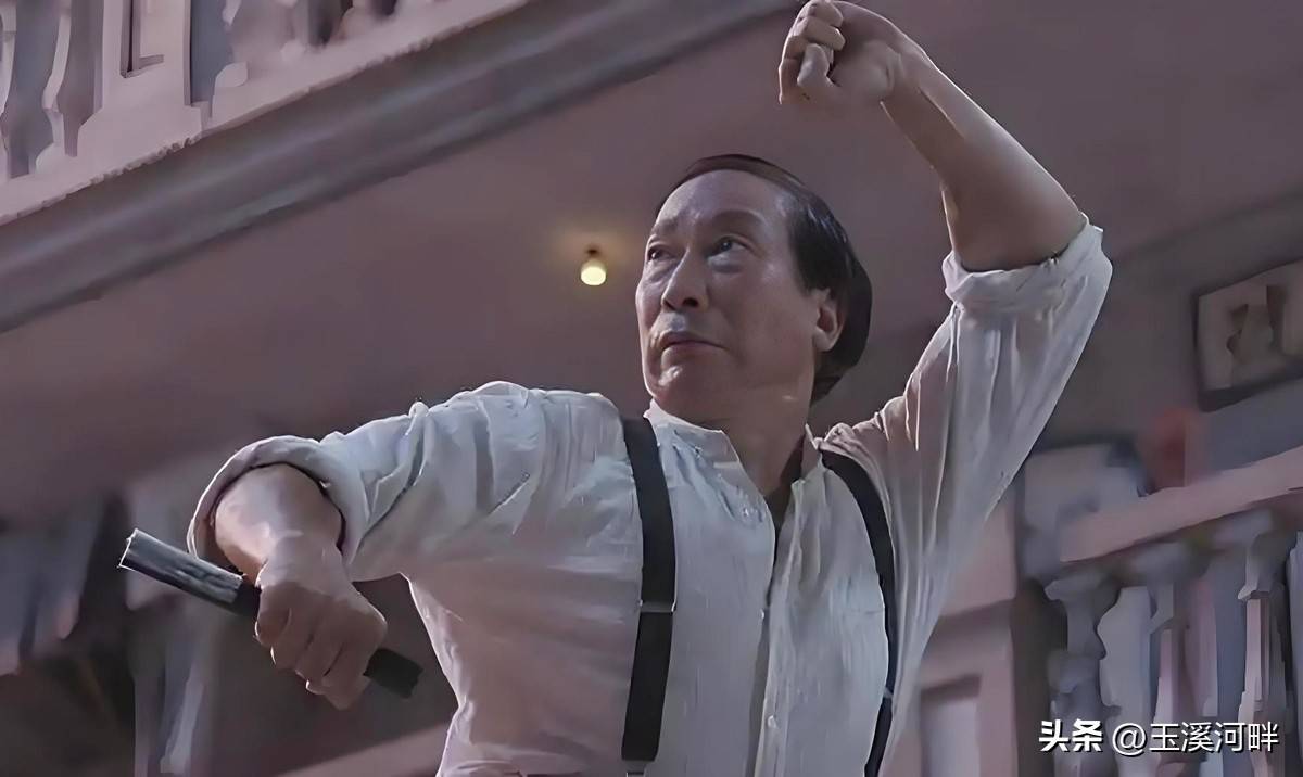 他是黄飞鸿传人,在周星驰电影里扮演娘娘腔裁缝,82岁了还能打