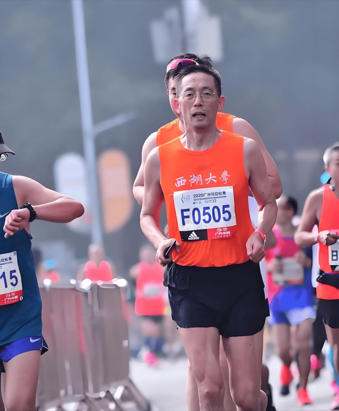 中国科学院院士施一公,58岁再战重庆马拉松,跑步16年,全马"破4",半马