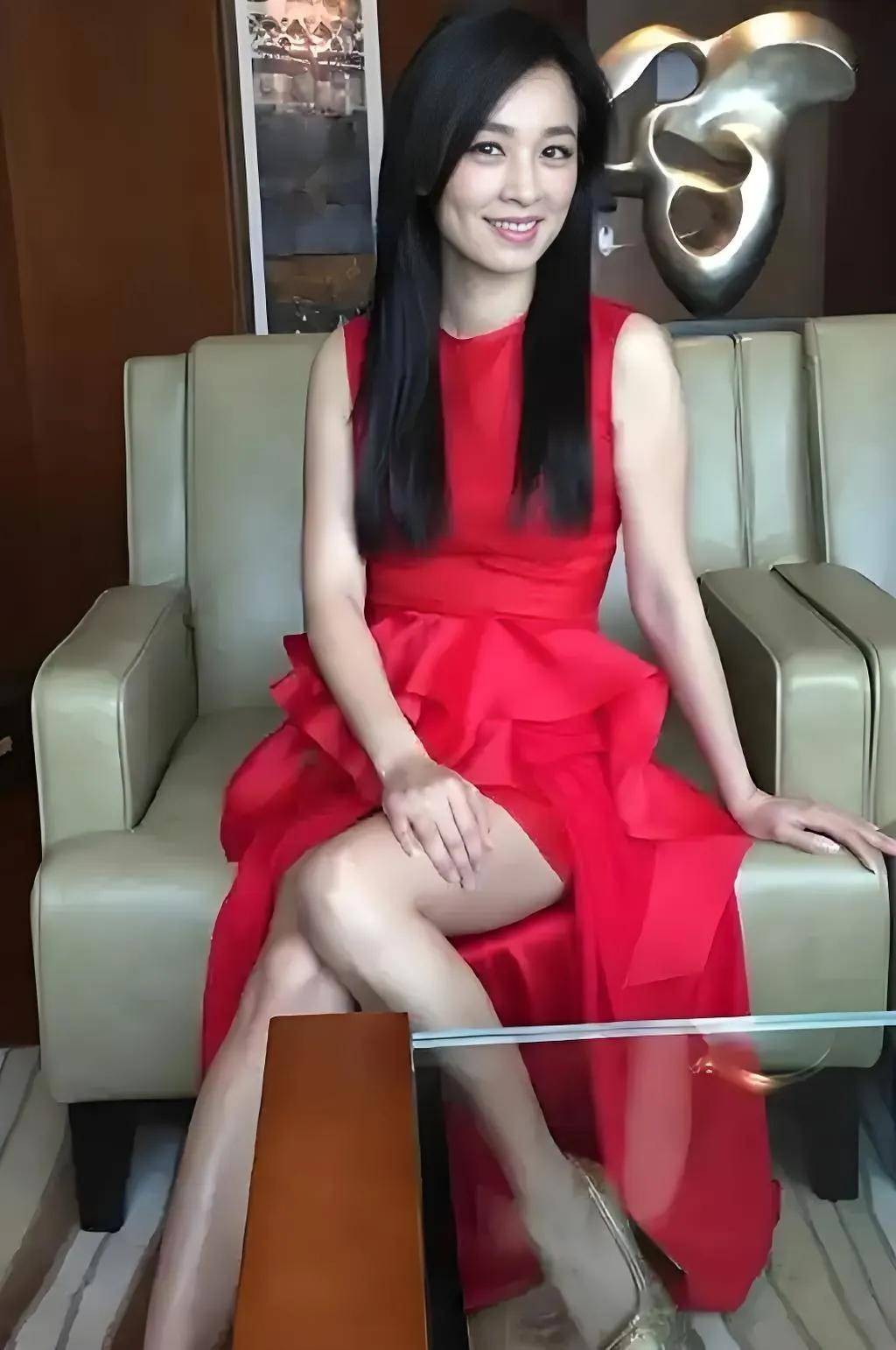"酒窝女神"张庭:从荧幕宠儿到微商女王的跨界传奇