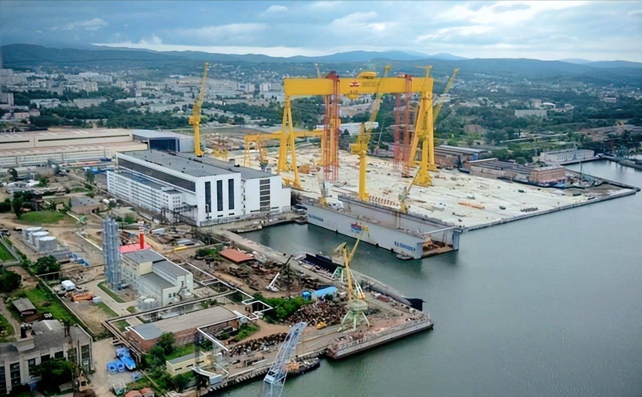 中国10万吨巨型船坞已抵达,为俄航母量身定制!
