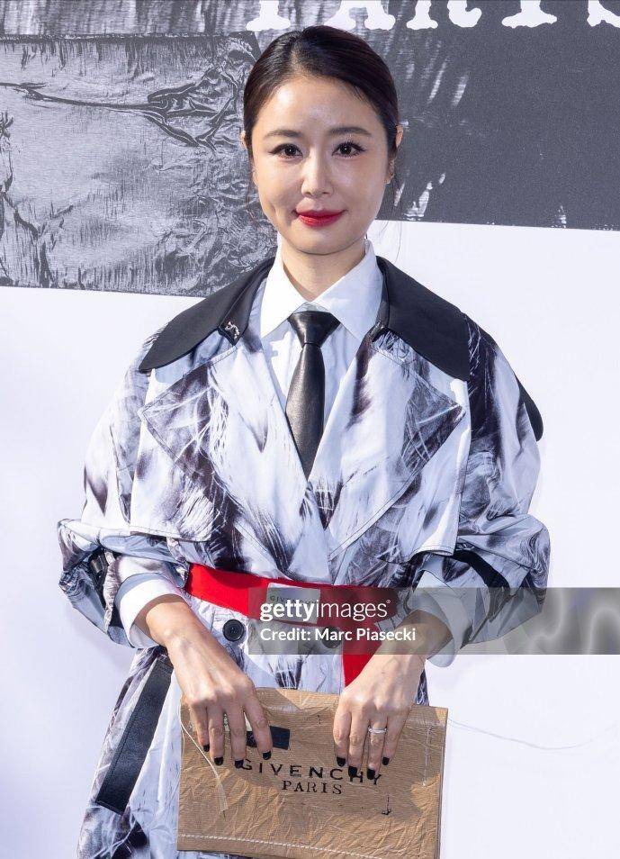 甚至在最后一张照片中,我完全没有看出来这个人是林心如,这笑起来的