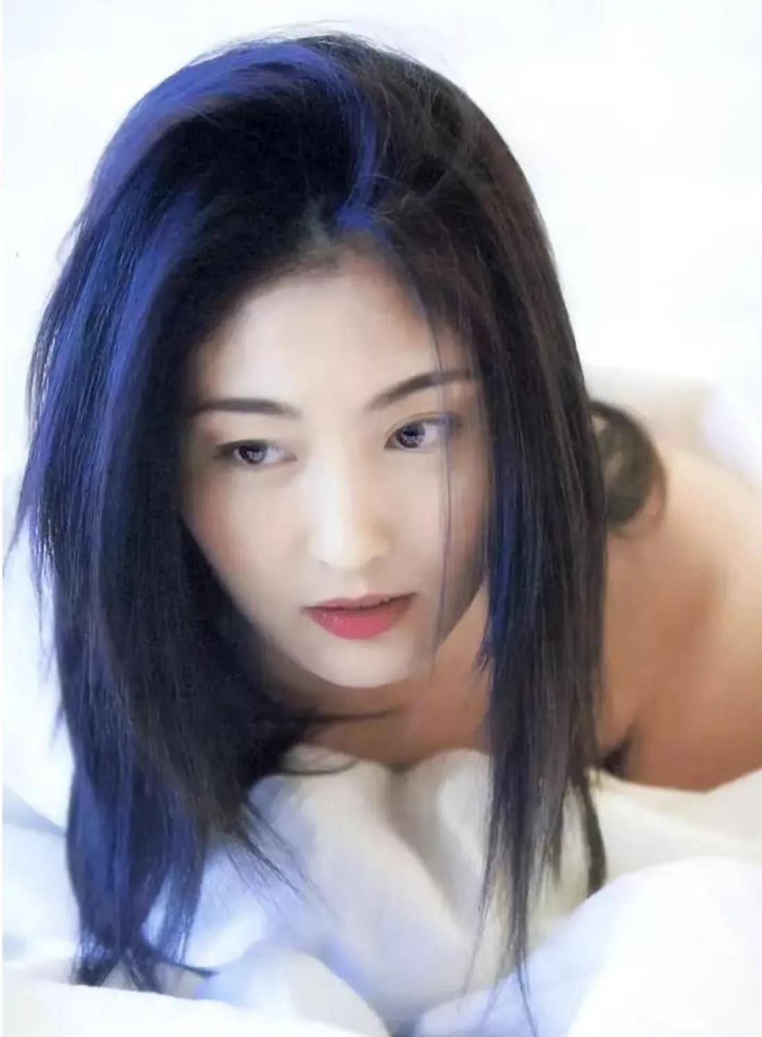 常盘贵子的长相应该极其符合我们国人的审美,尤其是当她身穿旗袍,既有