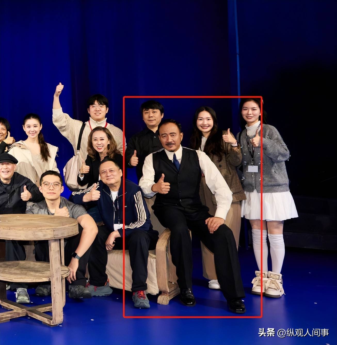 而再看妻子卢芳胡军不仅将她带着见自己的好朋友让她与林青霞合照