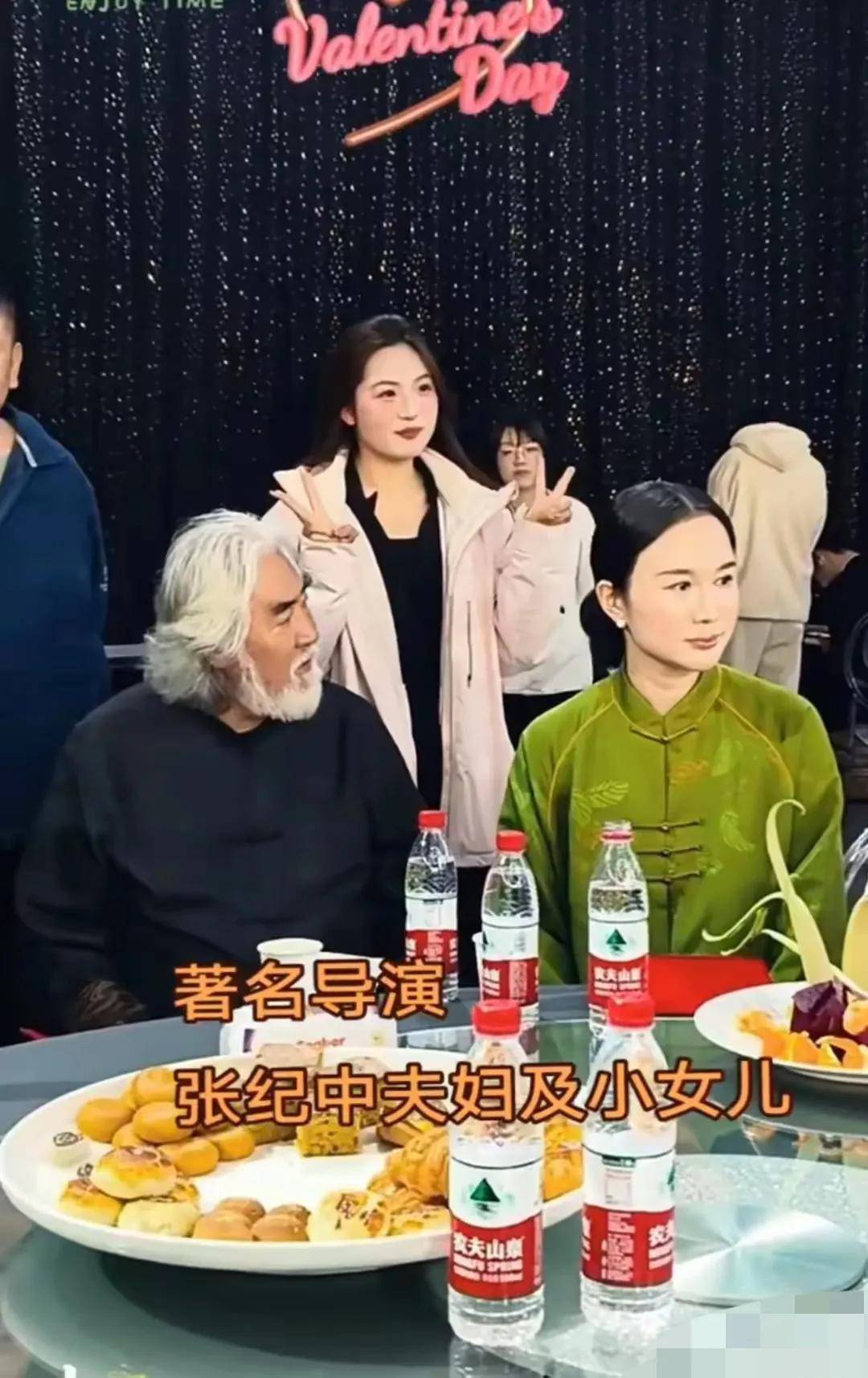 73岁张纪中携小31岁妻子杜星霖与女儿现身杨雯梓昆明演唱会幸福