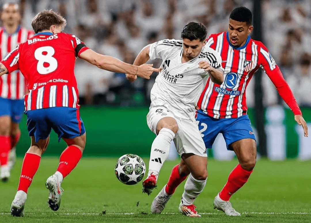 皇马2-1马竞晋级西超杯决赛，西蒙尼两度挑衅维尼修斯引阿隆索怒怼