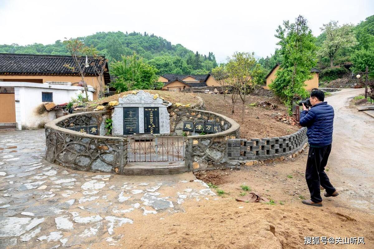 农村_房屋_坟墓