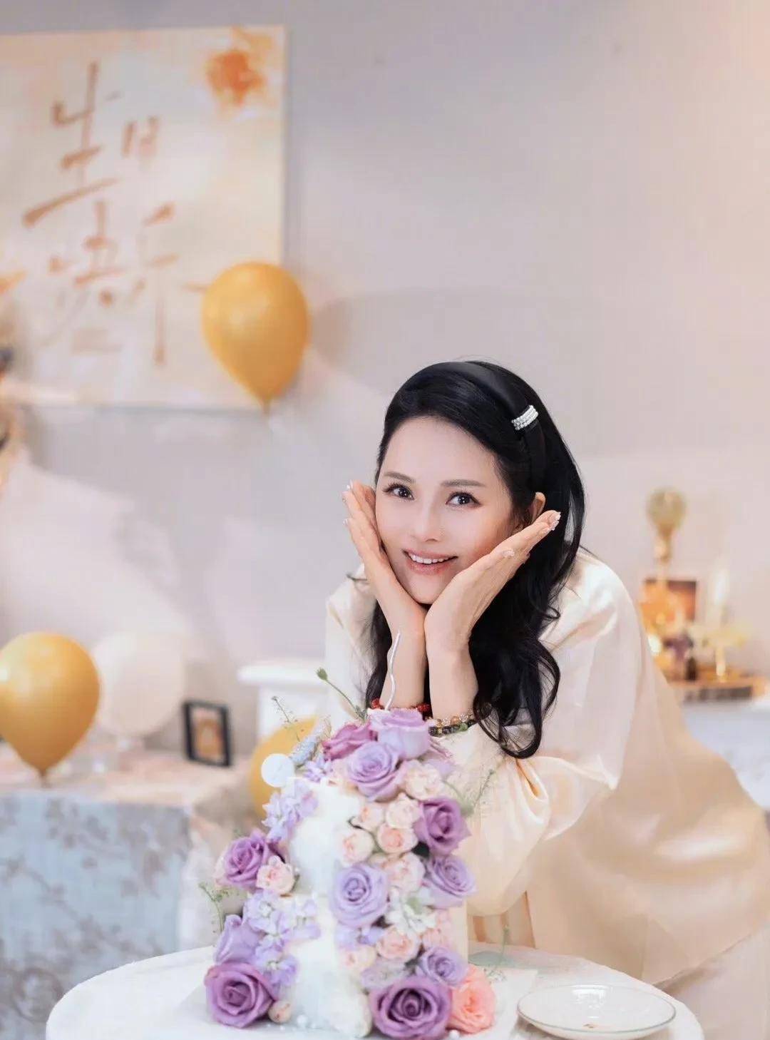 秦昊为老婆伊能静庆祝57岁生日!伊能静感动落泪.