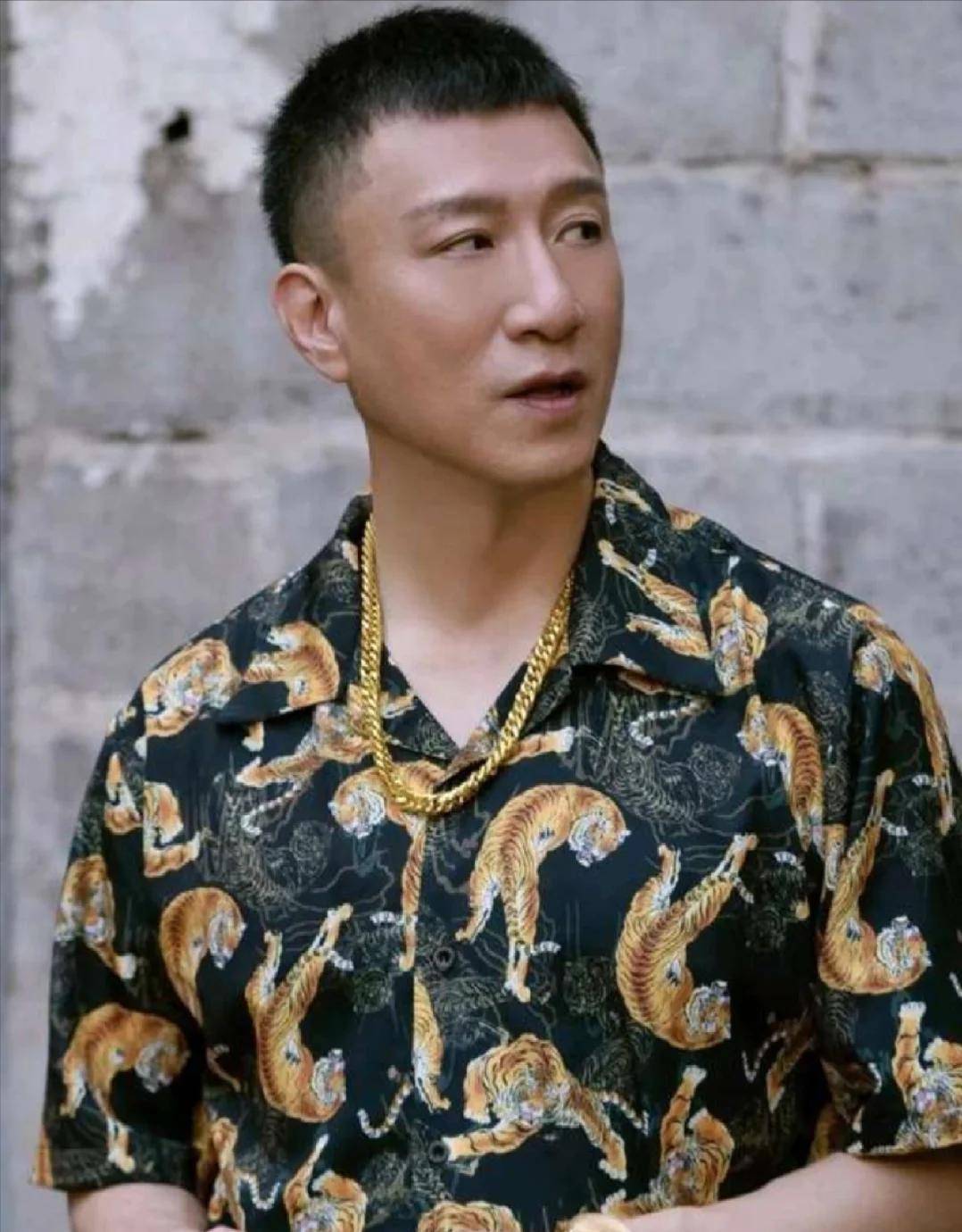 54岁孙红雷撕碎移民谣言,陪小15岁娇妻打台球,结婚10年恩爱如初