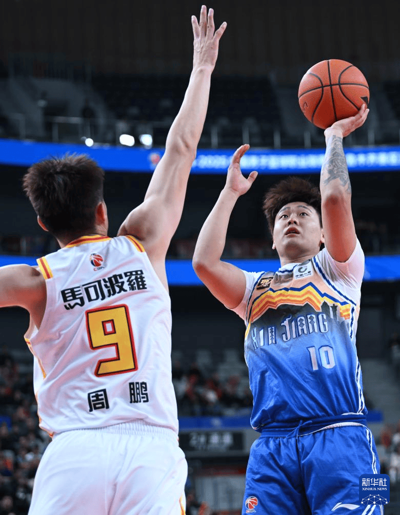 组图:新疆胜深圳 赵睿在周鹏防守下投篮