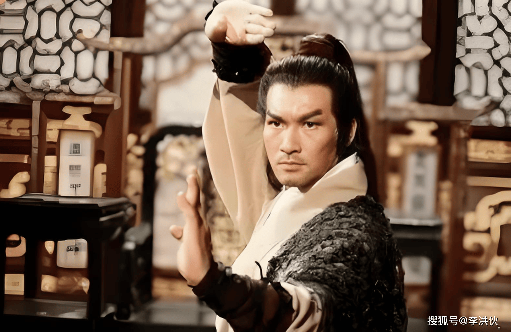 原创            82版《天龙八部》乔峰，周星驰黄金搭档，梁家仁见证了港片的兴衰