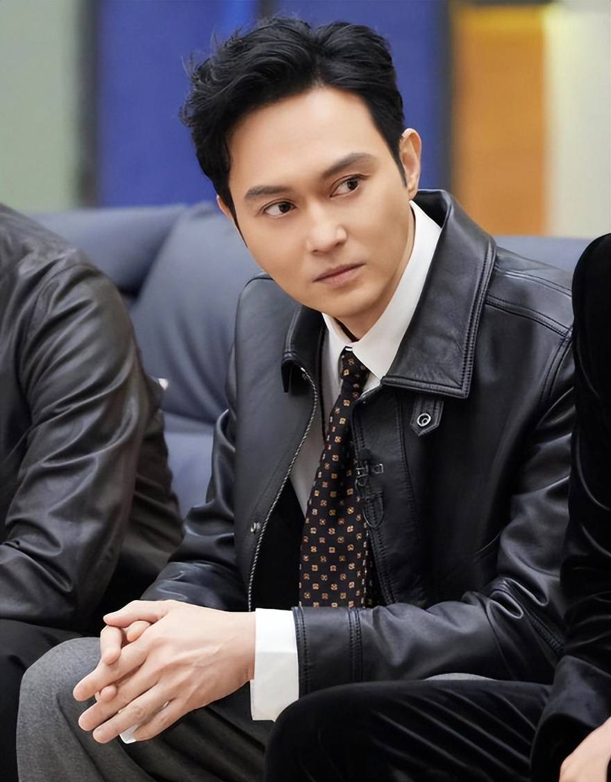 张智霖现身上海就医!知情人爆住院原因,医院和粉丝合照满脸疲态