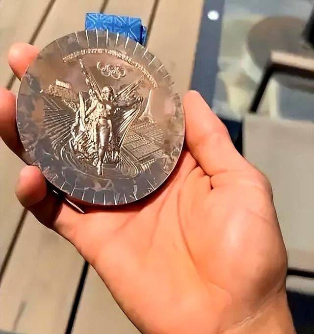 奥运金牌背后：成本与文化的较量，探寻奥运金牌的真正价值，北京“金镶玉”独树一帜