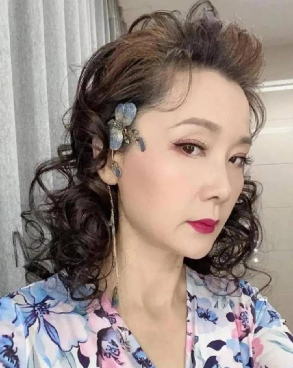 61岁何赛飞新烫了羊毛卷年轻20岁,穿印花连衣裙,美得像换了个人