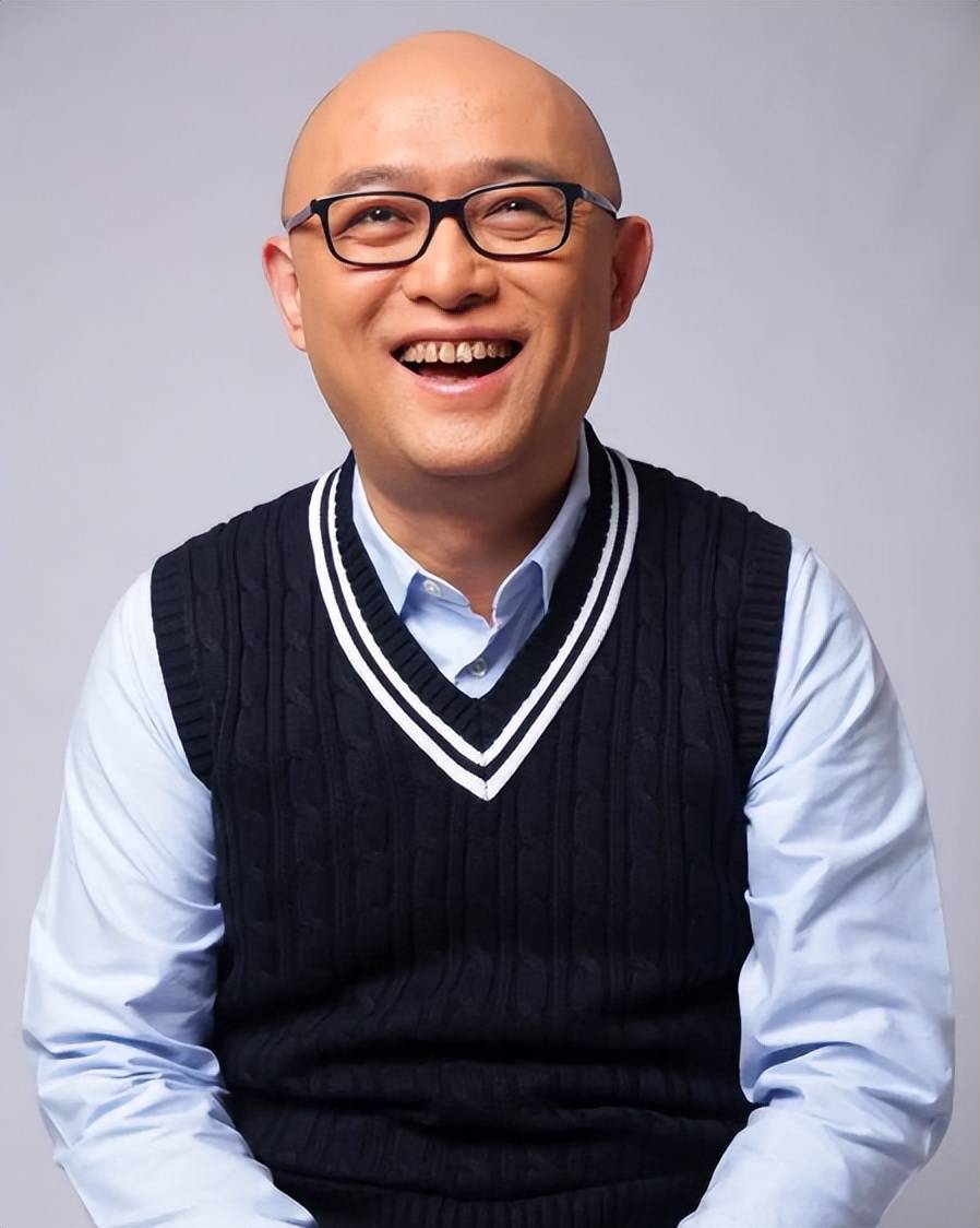 随着工作压力加大,孟非脱发严重,决定剃光头,但也