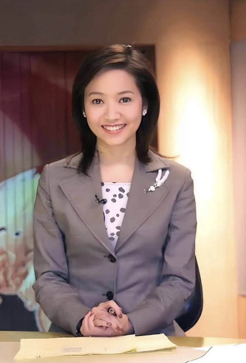 做新闻主播时期的侯佩岑,又端庄又美又甜,难怪能捕获观众的心
