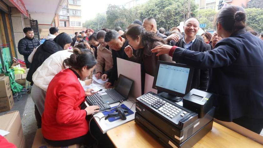 红旗连锁再发力！惠民卡创新组合优惠，打造全消费场景服务矩阵