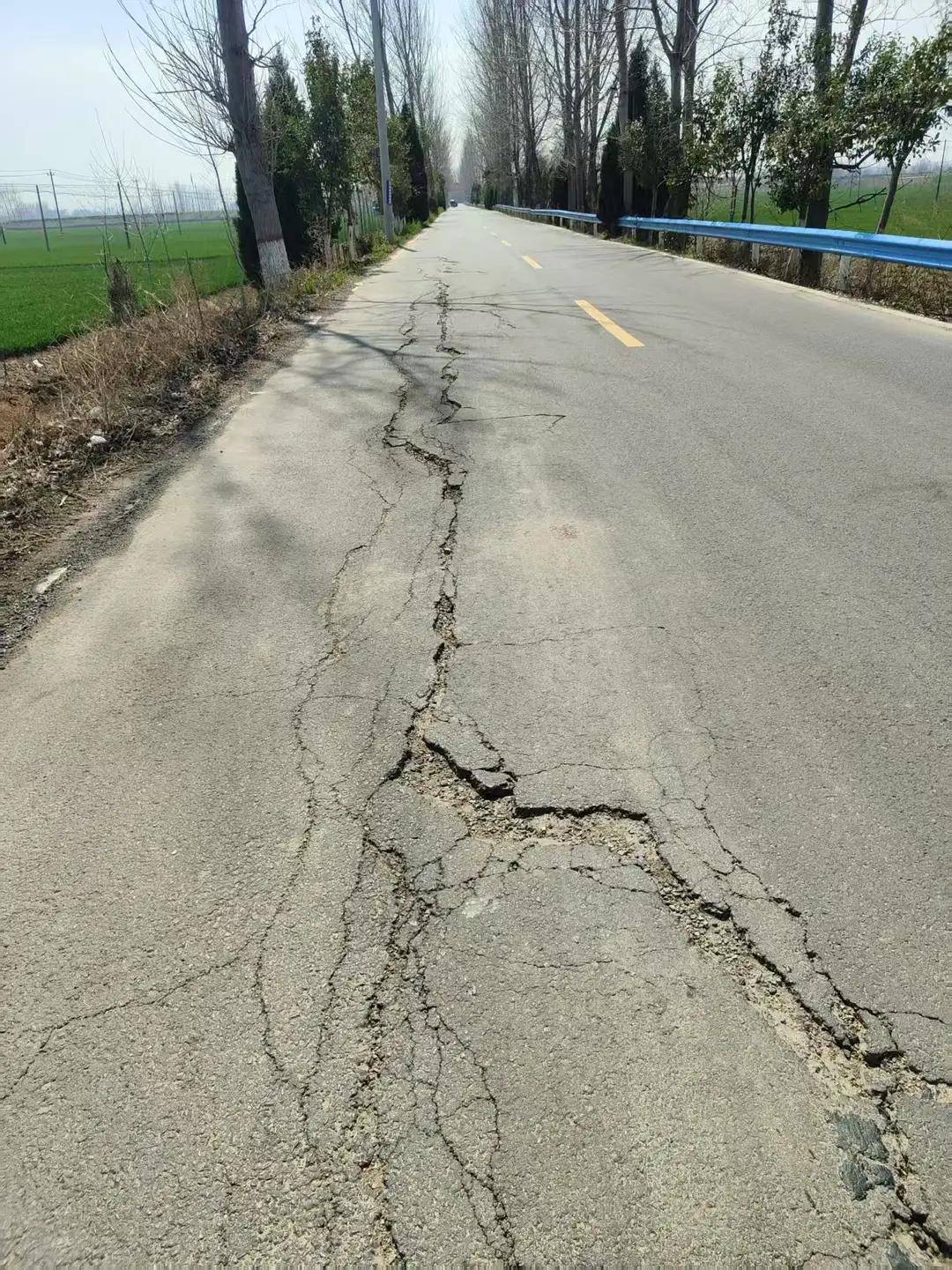 有的裂缝裂开的口子已经能看到路基.3月18日上午,在项城市三店镇