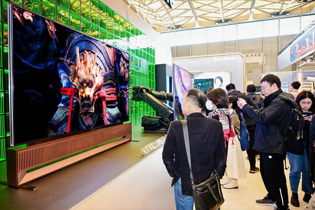 海信发布超旗舰新品，重塑家庭观影新体验，AWE2025海信大放异彩，RGB与Micro LED技术惊艳亮相