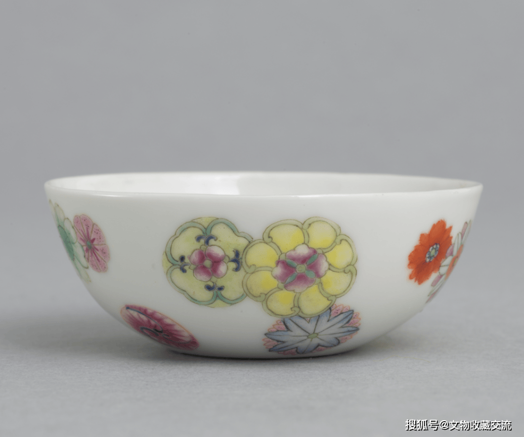 【瓷】　★ 瓷器 粉彩皮球花紋折沿盤 ★　清朝期　花卉 果物 手描文様　明清磁器 瓷】 ☆ 瓷器 粉彩皮球花紋折沿盤 ☆ 清朝期 花卉 果物 手