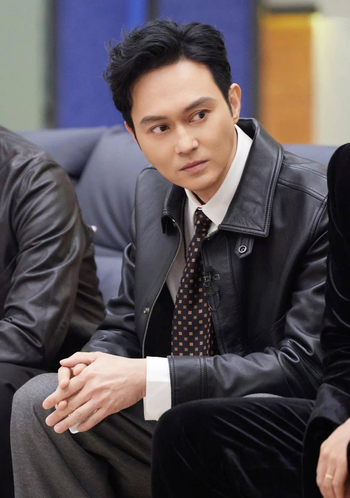 54岁"冻龄男神"张智霖现身医院,穿病号服显憔悴:男神怎么了?