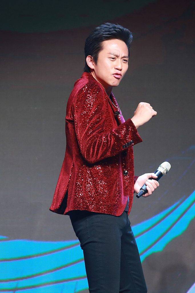 邓超燃动成都夜跑,引领全民健身新风尚