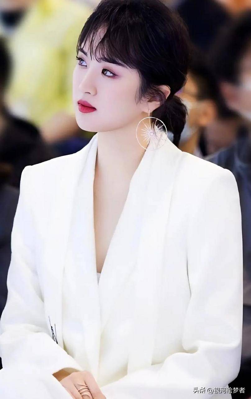 同样是富二代,把华为千金姚安娜和百度千金一对比,差距一目了然