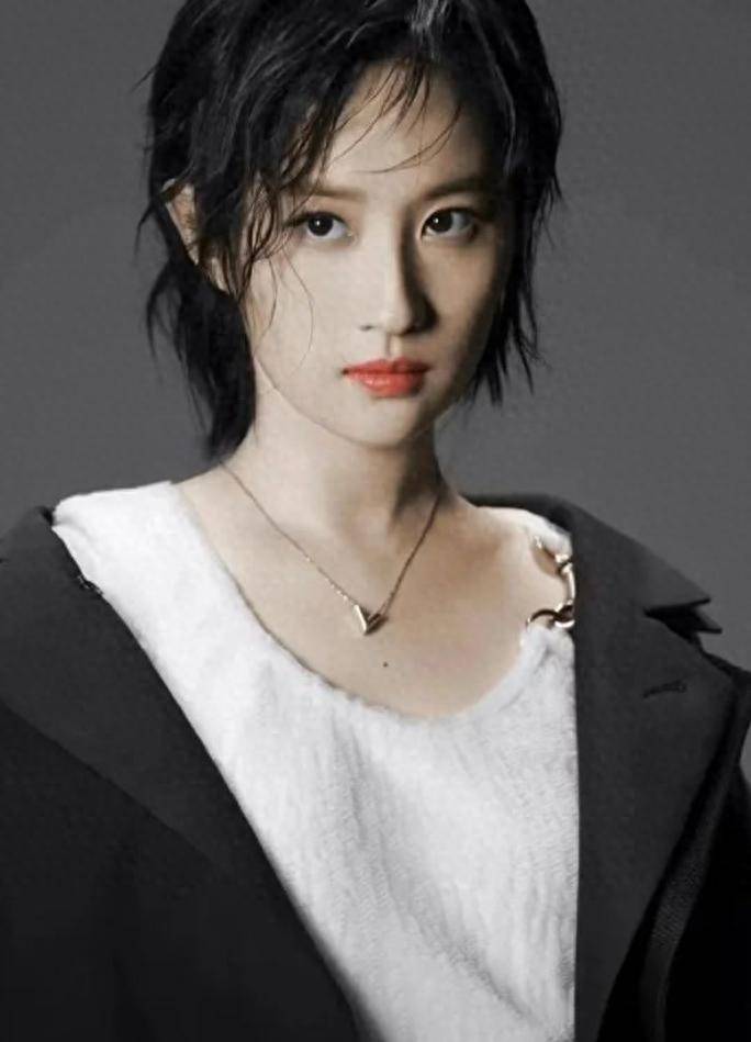 37岁刘亦菲剪短发大变样,鲻鱼头配西装帅成爱豆,天仙攻不白叫