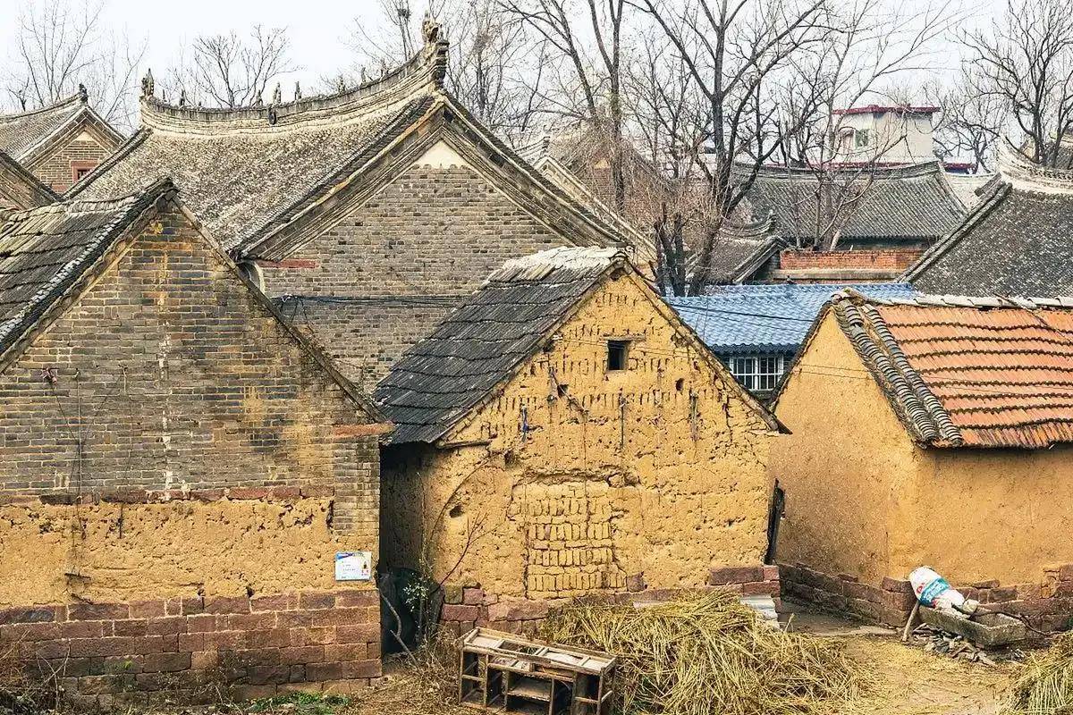 过去有一种房叫"土坯房",是乡村的记忆和见证者,如今很难看到