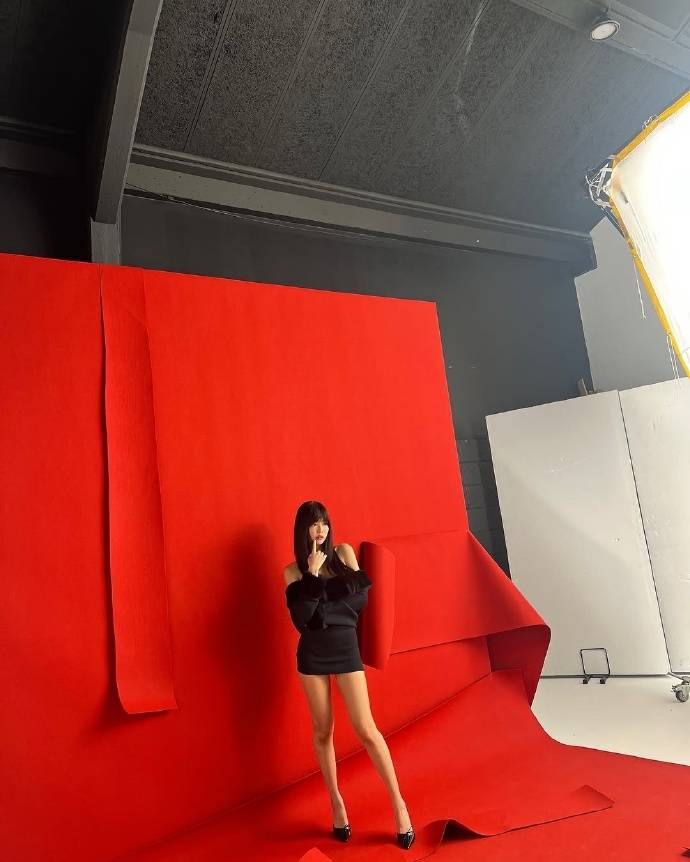 Jennie巴黎舞台大胆突破，时尚魅力惊艳全球！