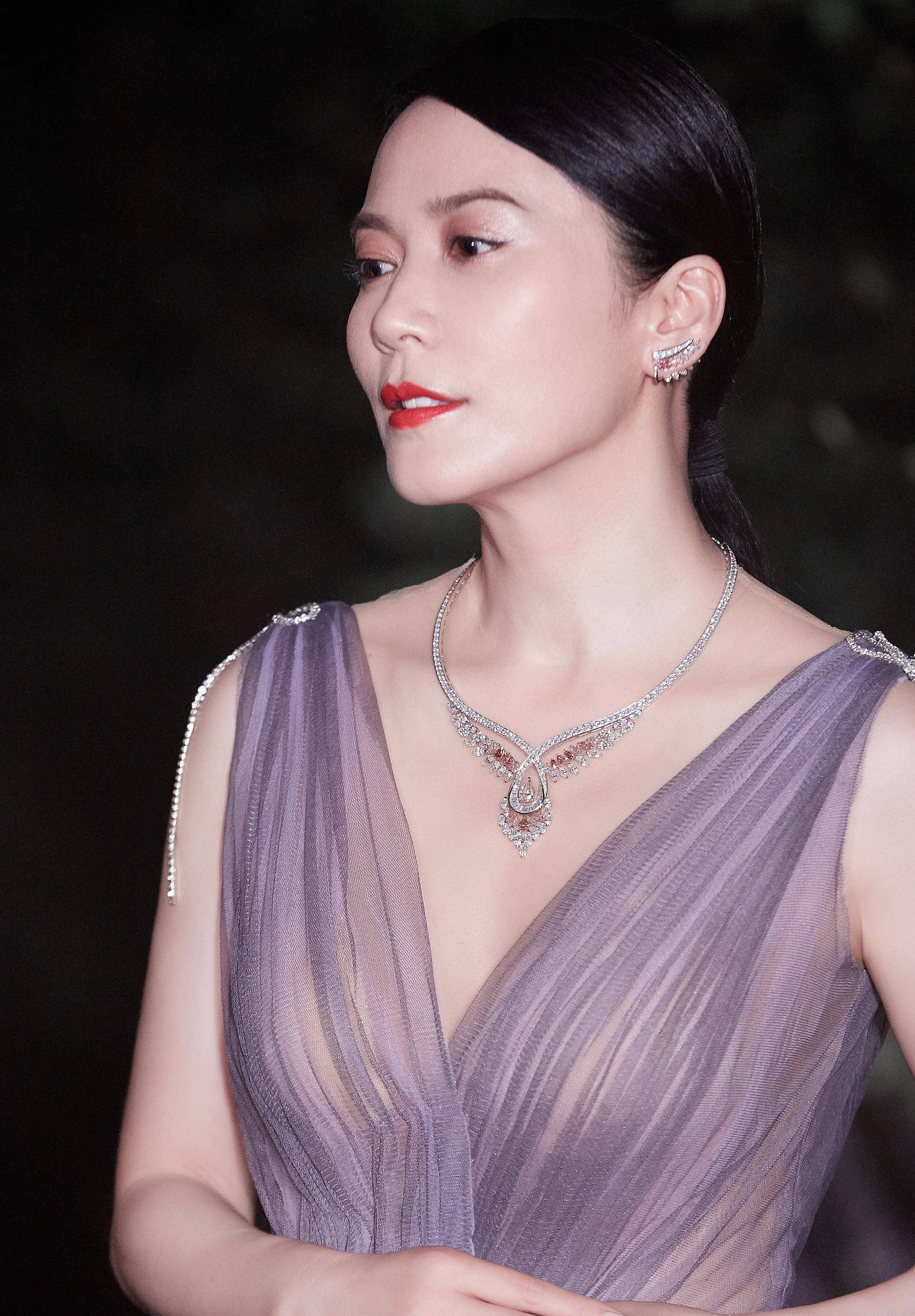 也没有什么收获,曾与一位男友相恋五年,但最终还是分手,至今保持单身