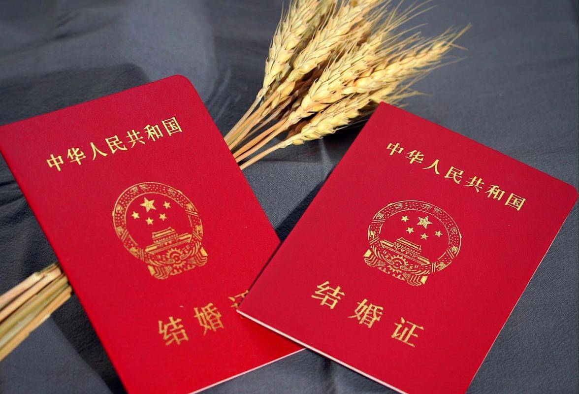 在南京,工作人员特意为首批"全国通办"新人准备了纪念版结婚证盒;在