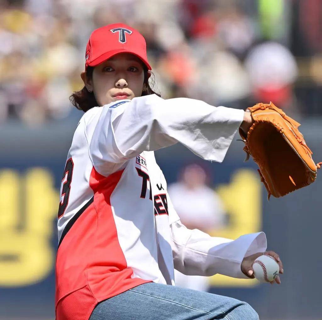 朴信惠为棒球开球,短发造型太显老,不仅颈纹明显还有双下巴