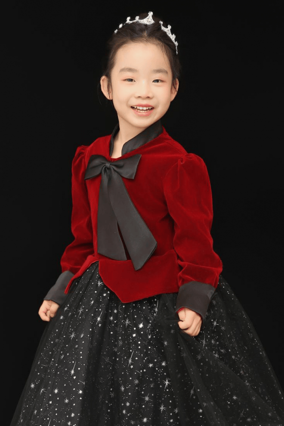 八岁女孩何诗垚，外文素养活动屡获佳绩！，何诗垚：在演讲思辨舞台绽放光芒