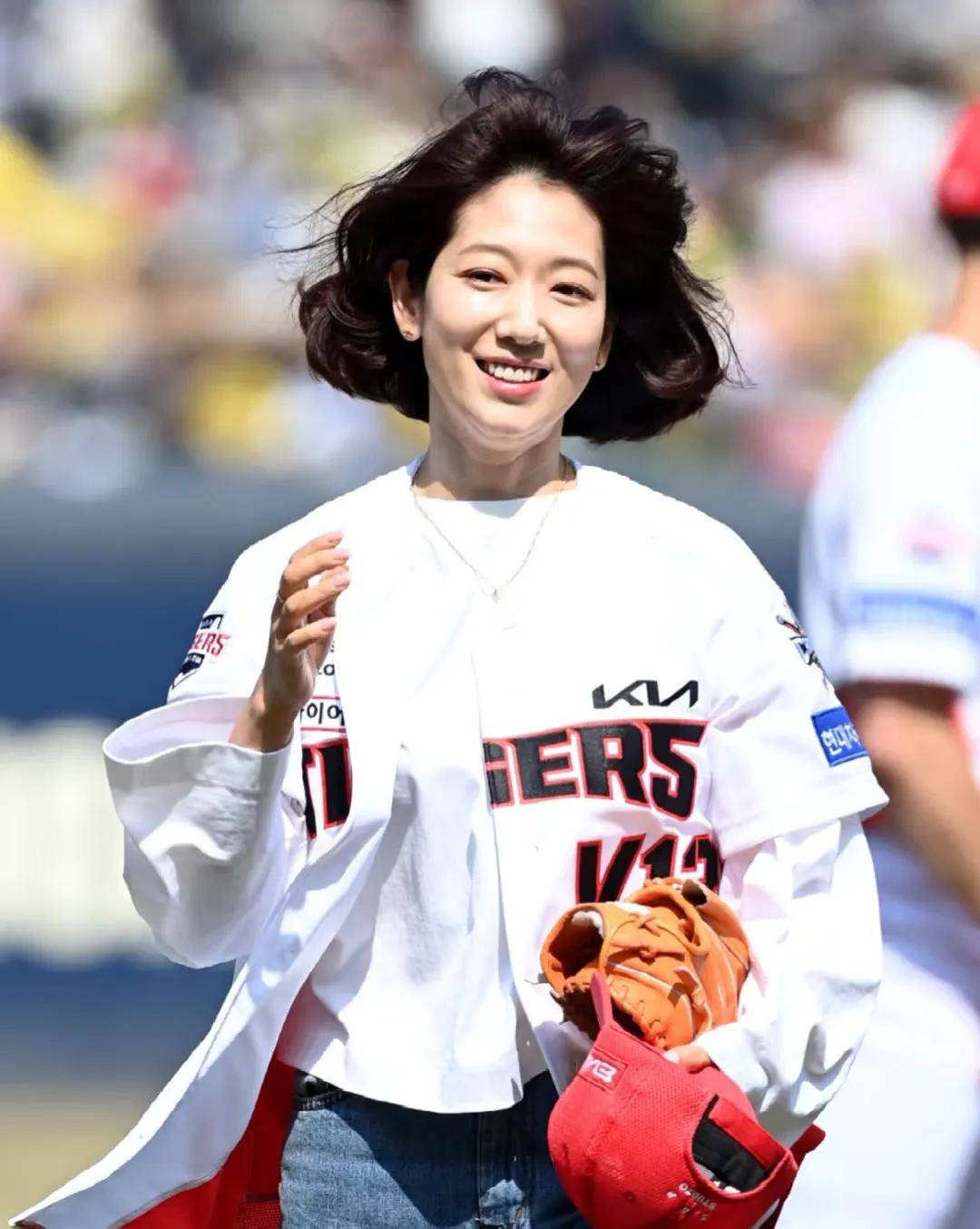 朴信惠为棒球开球,短发造型太显老,不仅颈纹明显还有双下巴