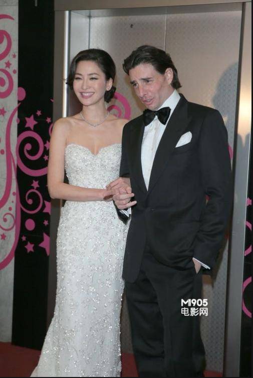 俩混血儿子颜值高,两度原谅外籍老公出轨