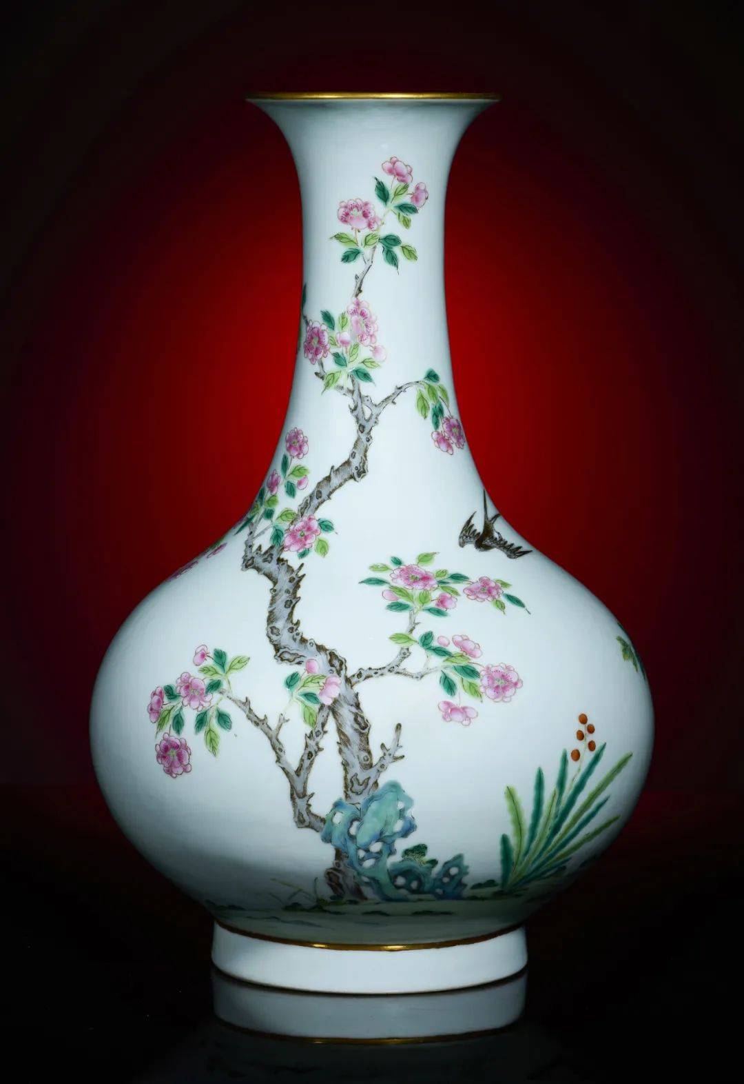 粉彩杏林春燕图玉堂春瓶即将亮相上海2025春拍