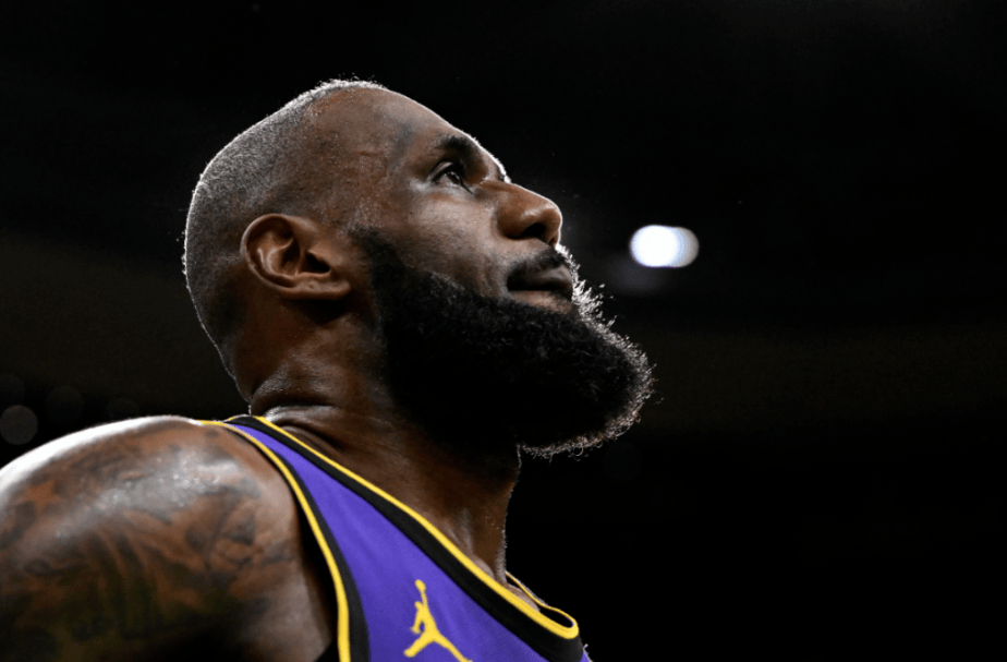 关键补篮！詹姆斯助湖人险胜，改写NBA压哨绝杀历史