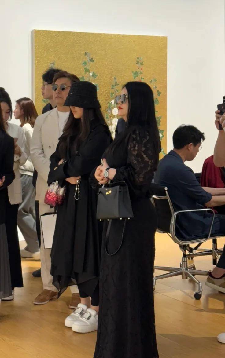 艺术展上李湘一家：离婚后育儿智慧的别样展现 从萌娃到名媛，王诗龄在艺术展完成华丽转身