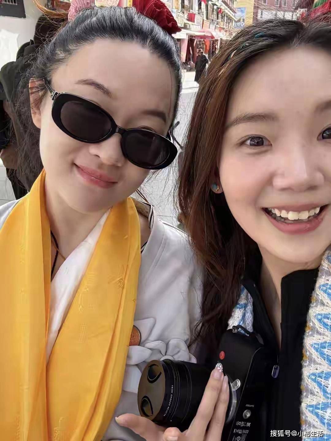 44岁霍思燕现身西藏,和杜江逛八廊街,打扮像大妈,身材严重走形