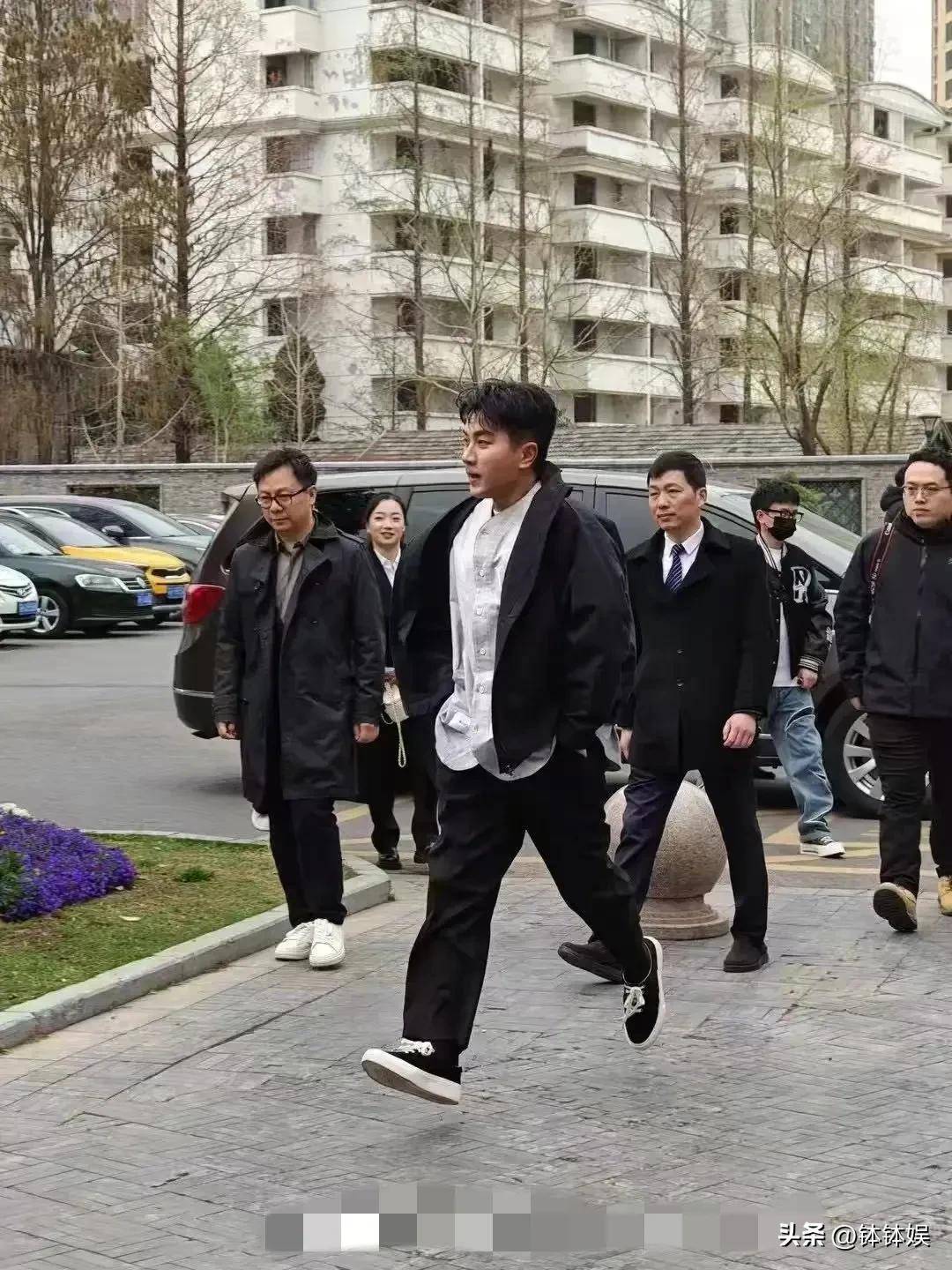 从千山暮雪到雷雨，刘恺威的演艺新征程，51岁刘恺威转型话剧演员，淮安之行引关注！
