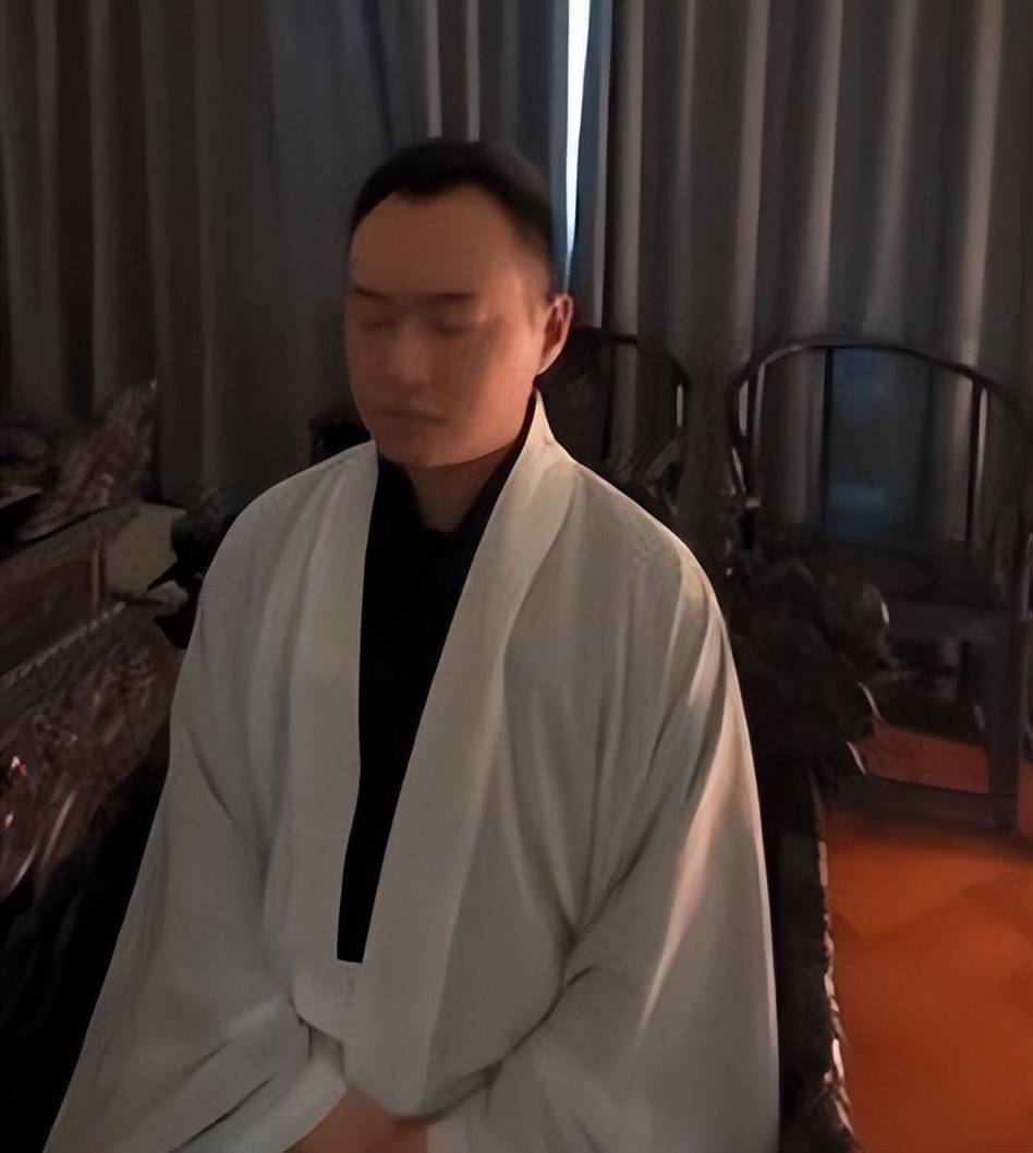 配冥婚睡坟场砸神像全网八字最硬的张树林连面相都变了