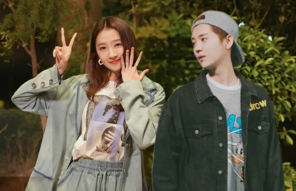 同天偶遇鹿晗关晓彤,情侣发色在街上太过于显眼,晓彤像个洋娃娃