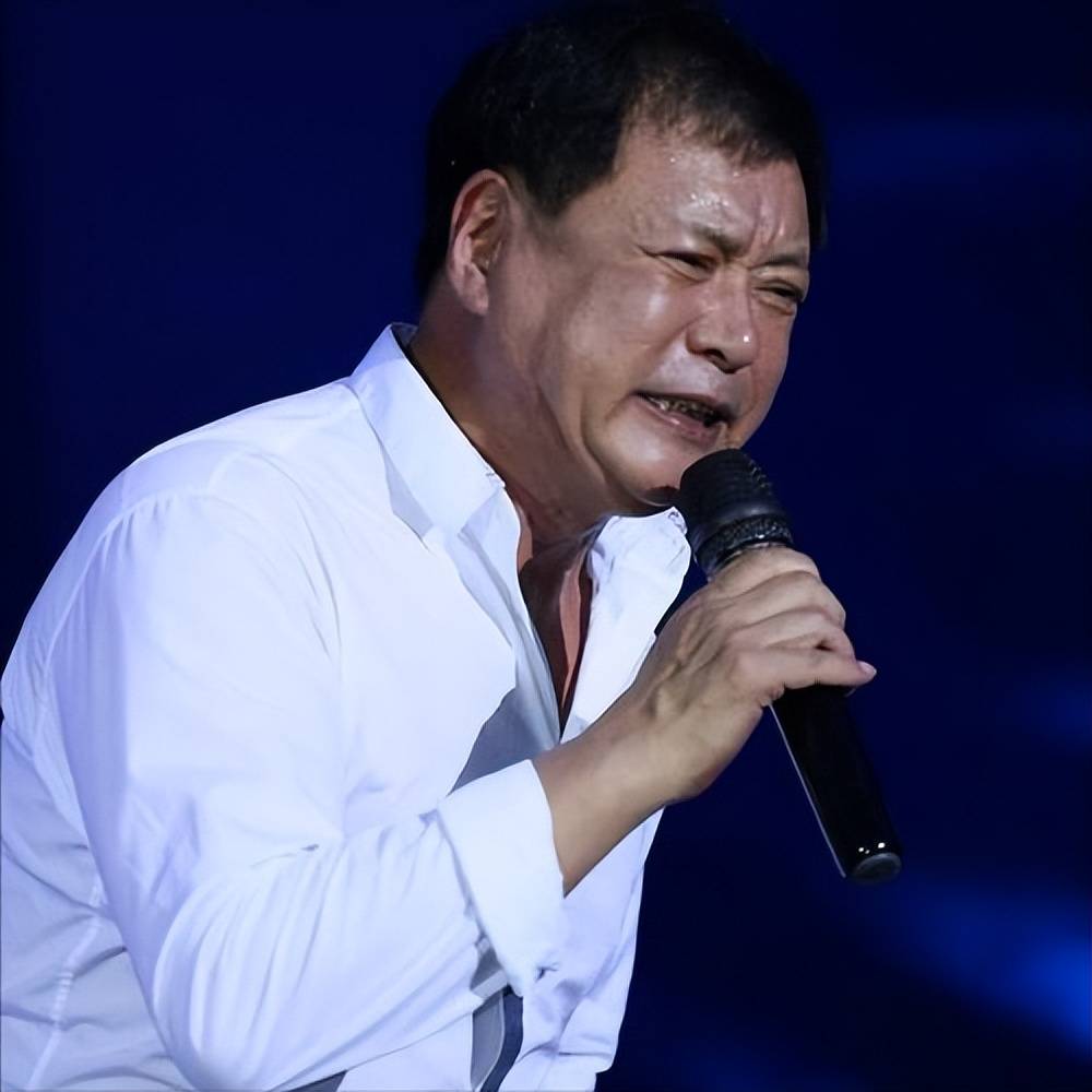 那段时间,迟志强整个人都垮了,守着妻子的照片泪如雨下