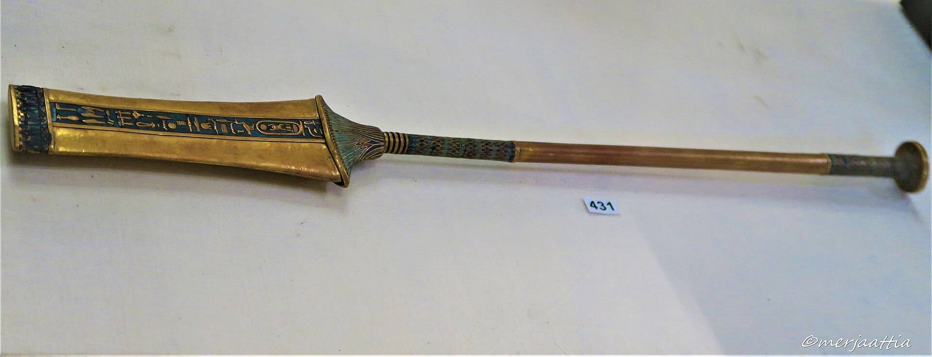 金色手杖和权杖在他的脚上发现了一双图坦卡蒙的金色凉鞋