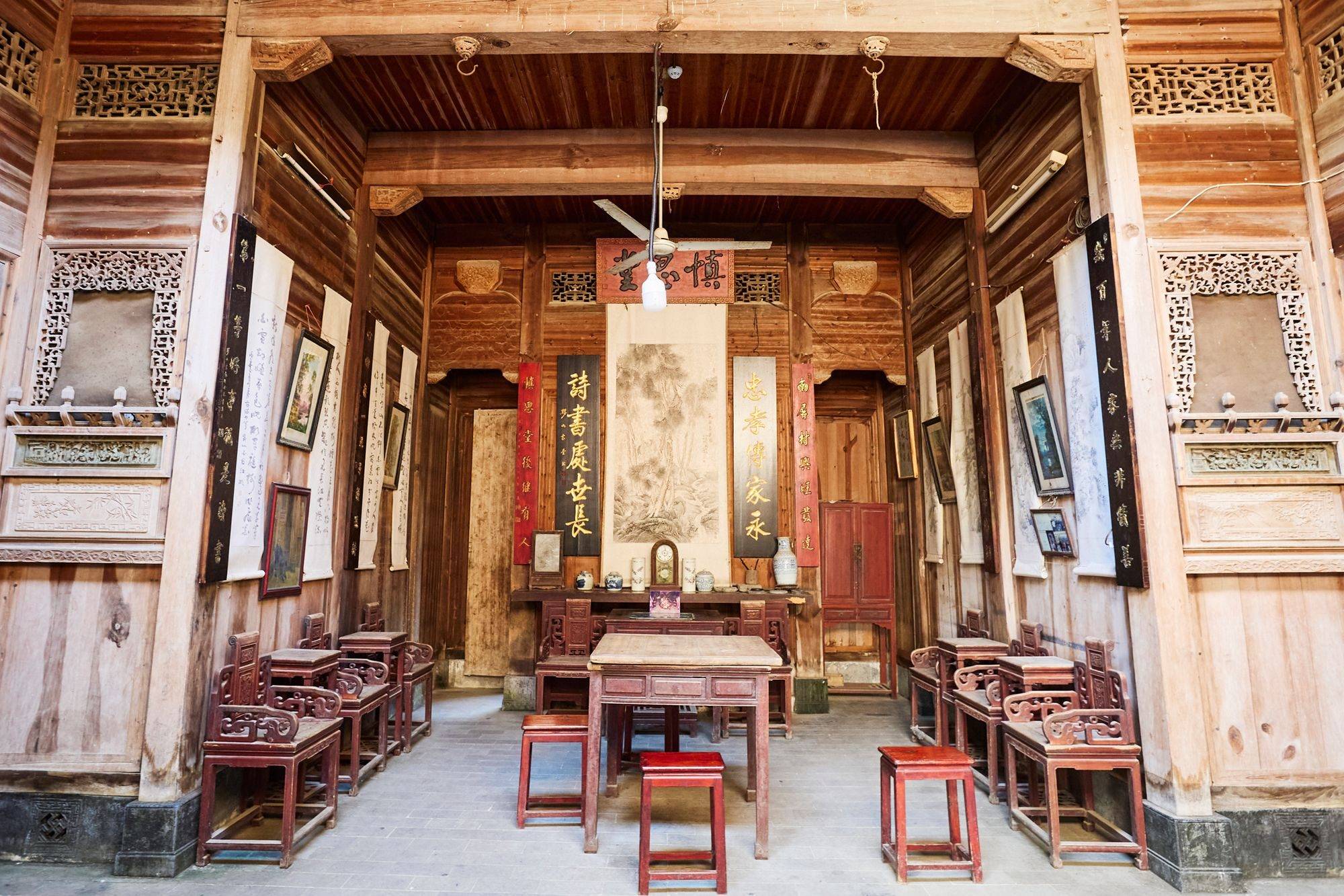 方面,如住宅大小规模看出,也可以从精神方面,如居室内的装饰布置看出