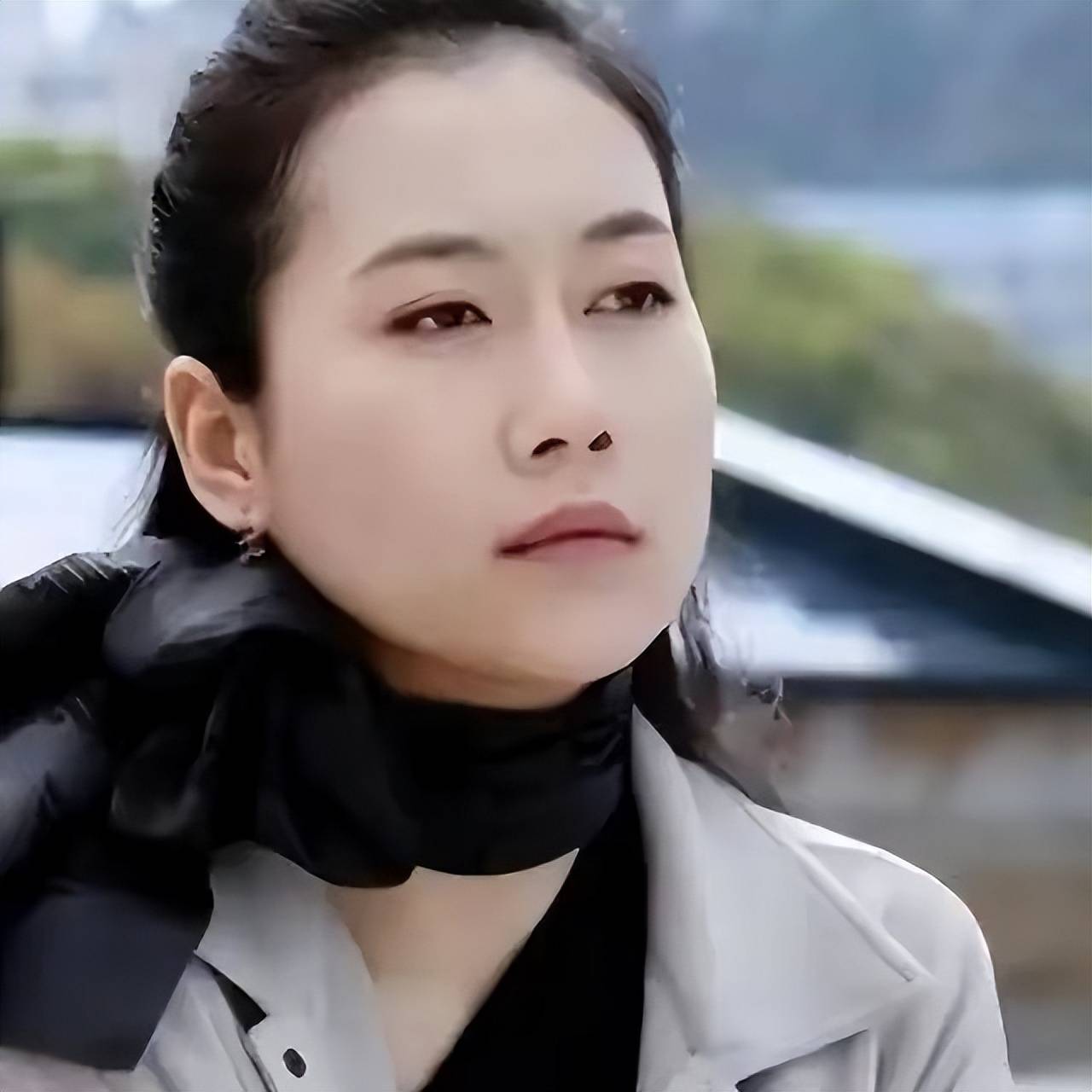 她所扮演的顾忆罗,不仅隐瞒身份偷走了他人的人生,同时还把最疼爱自己