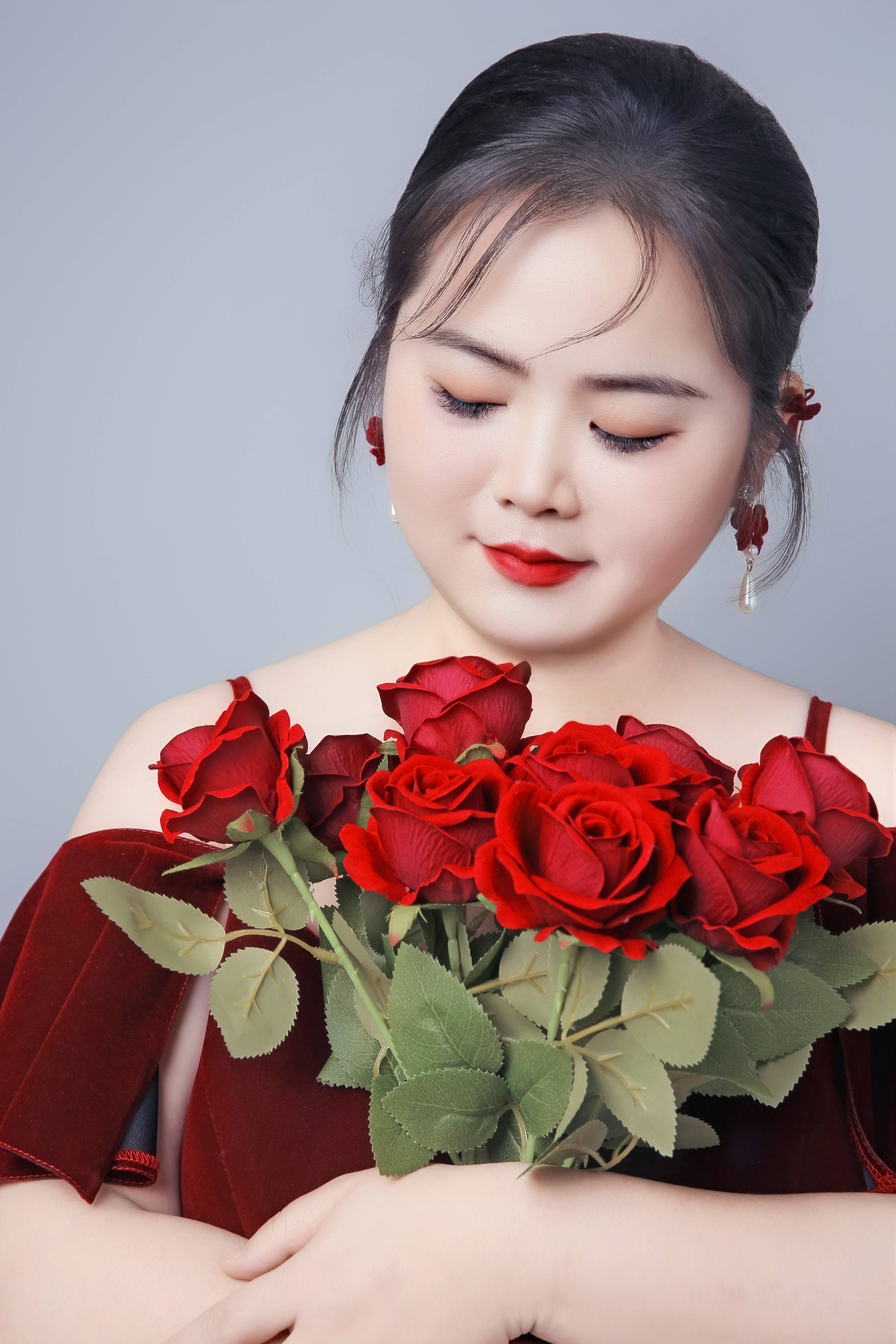 丁莉温婉自信绽放光彩