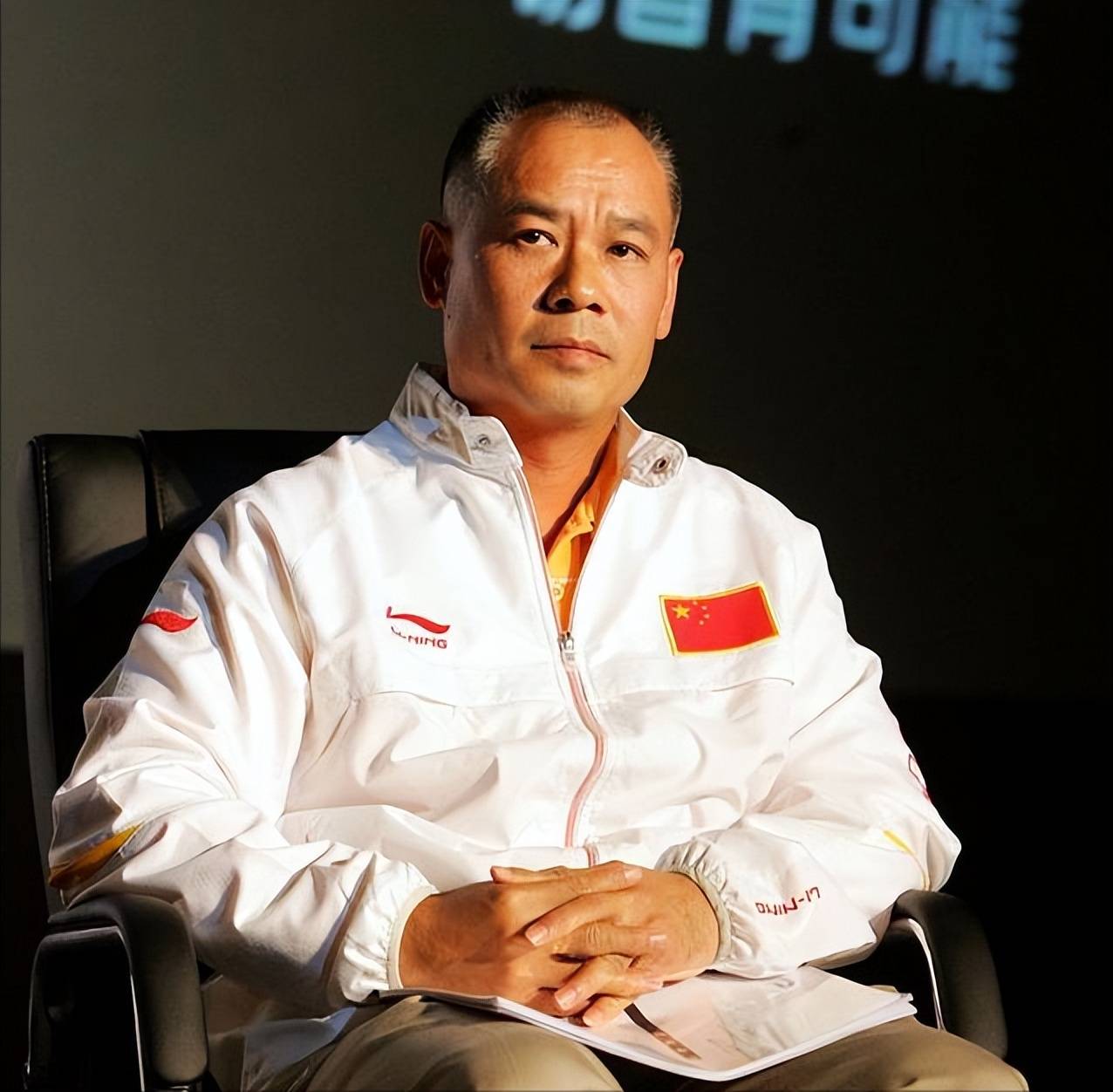 62岁李宁现状:一年狂赚30亿,63岁老婆气质好,儿女双全很幸福